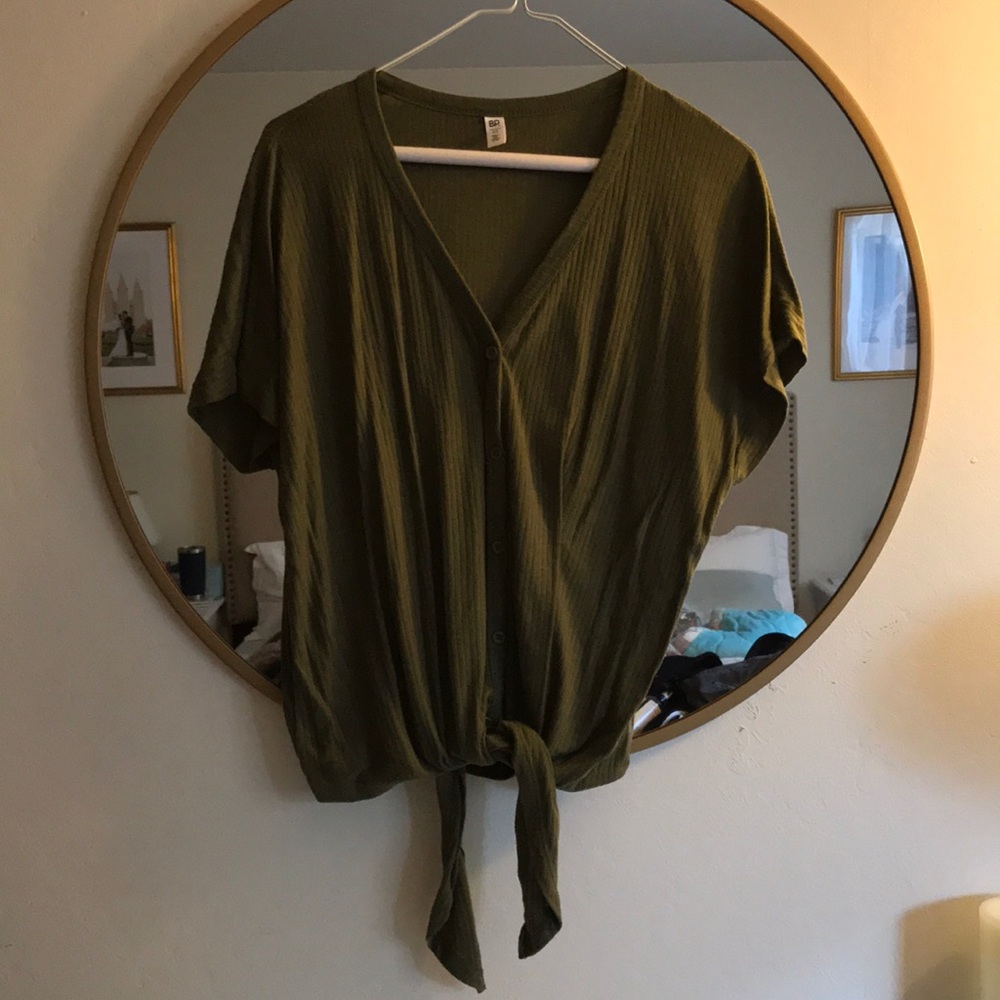 BP button down tie top